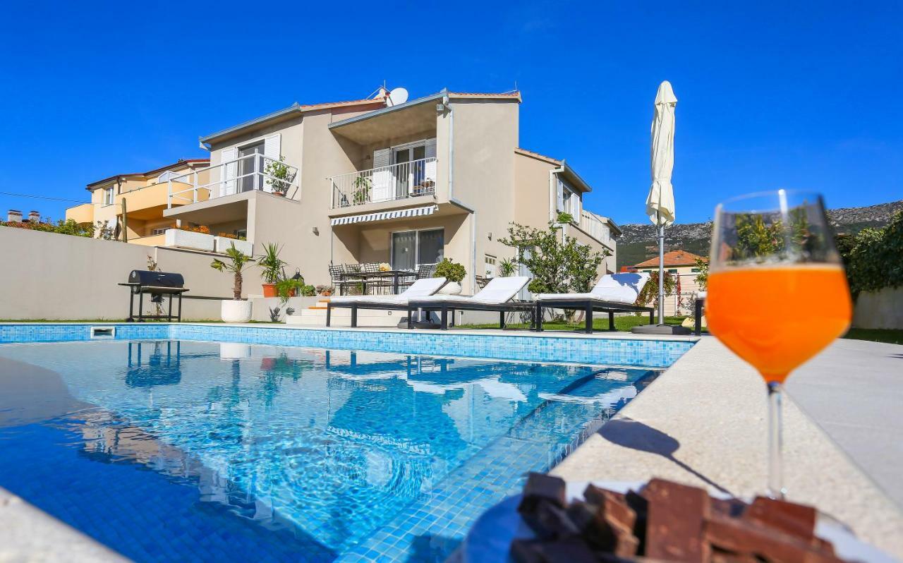 Villa Elysium - Beautiful Family House With Heated Pool Kaštela Exteriör bild
